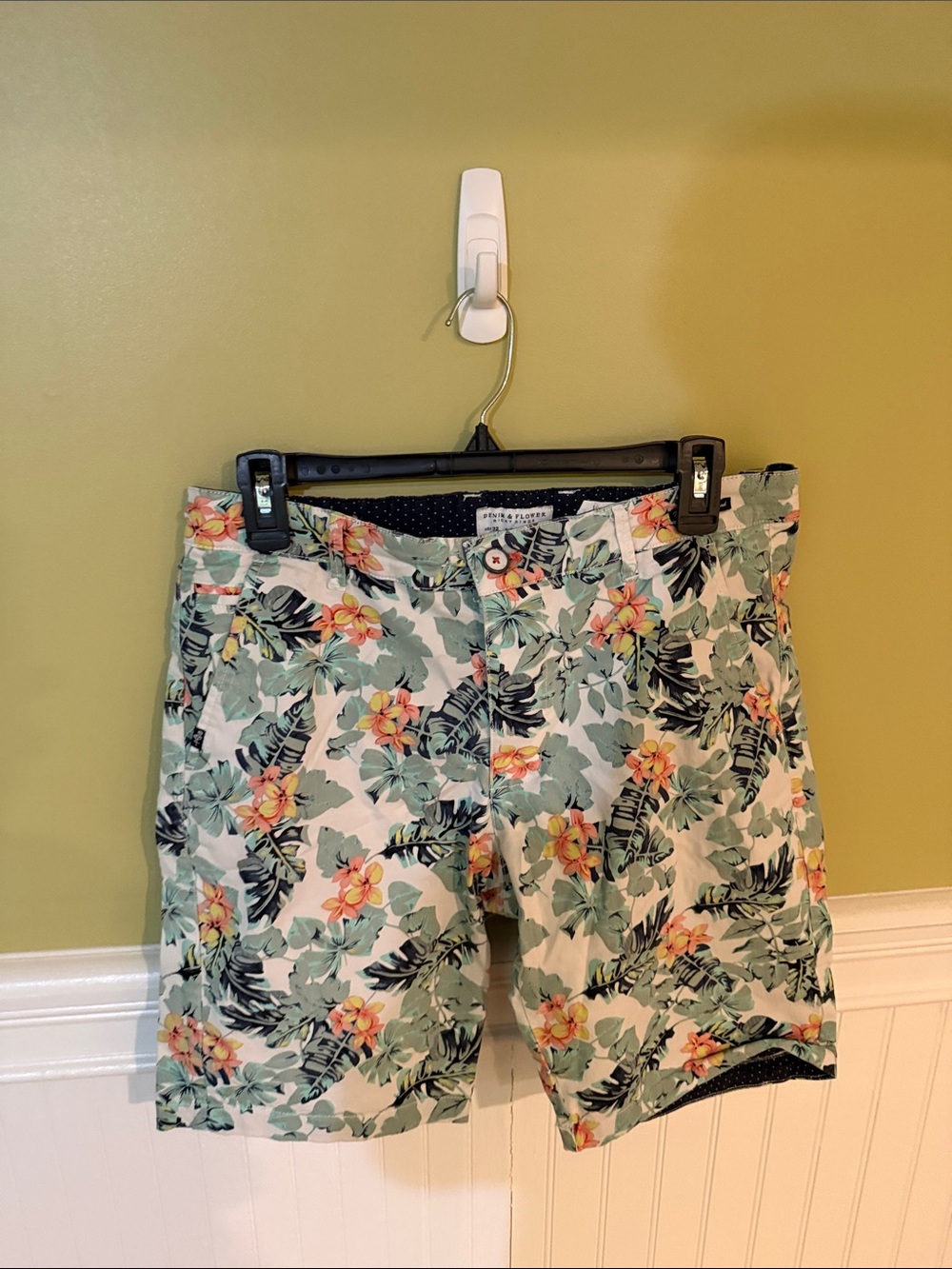 Men's Size 32W Ricky Singh Green Floral Flat Front Shorts